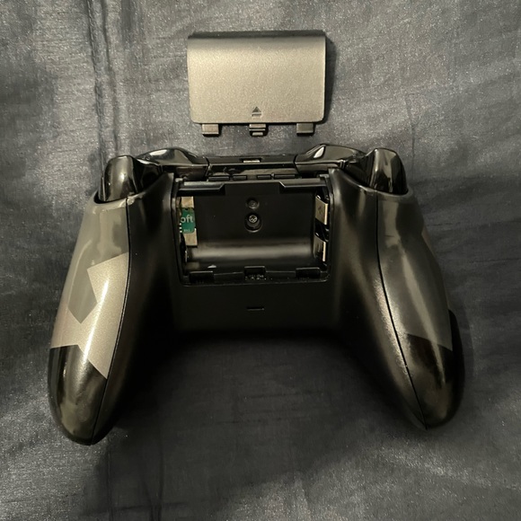 Xbox One Controller (Compatible with Series X/S) (Refurbished) - Picture 2 of 3